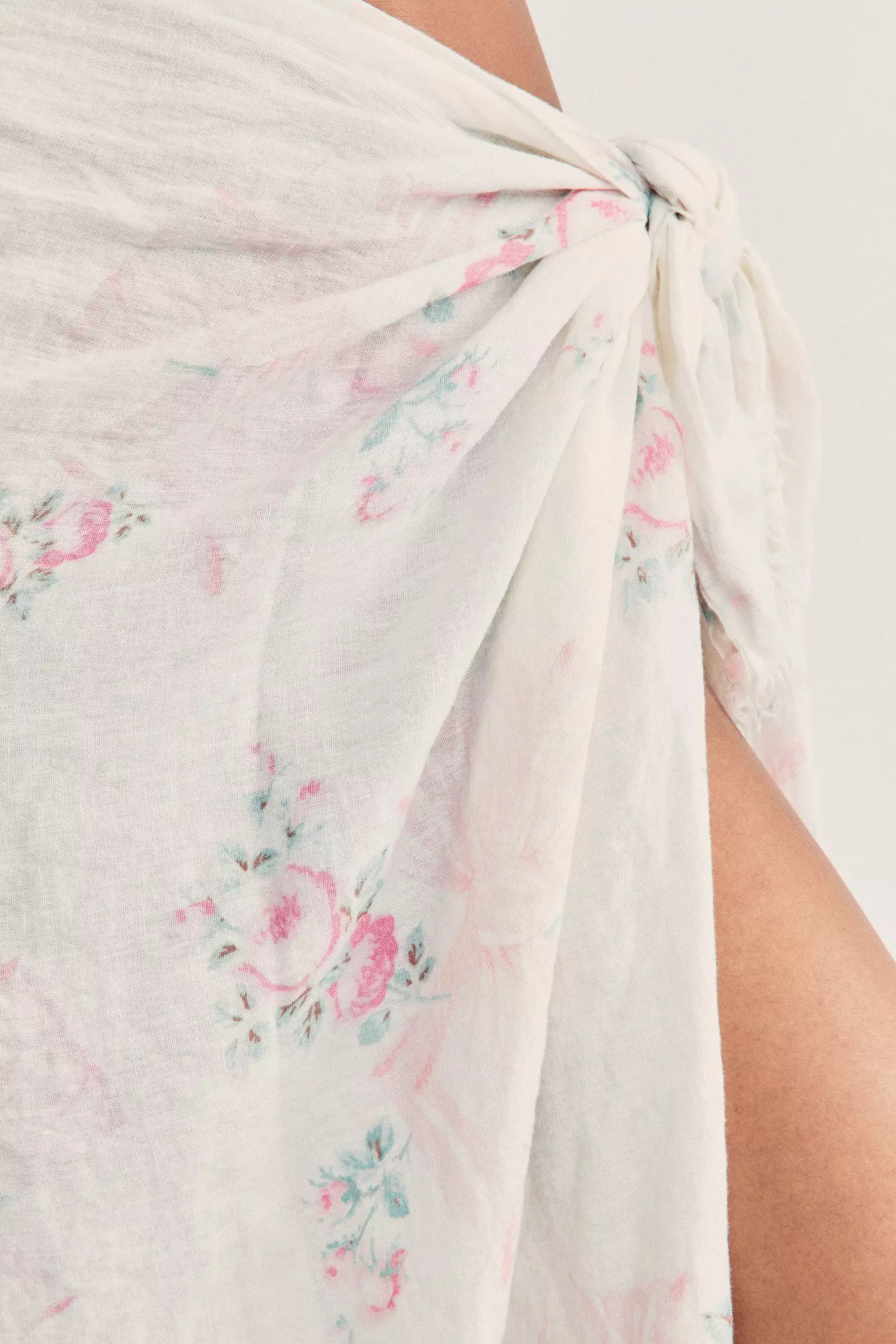 LoveShackFancy Pool Rosa Beaux Linen Beach Throw 4 LoveShackFancy Pool Rosa Beaux Linen Beach Throw